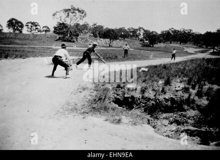 Questa fotografia mostra una partita di cricket in corso a Canberra intorno al 1926. L'immagine cattura l'atmosfera e il significato culturale dello sport in Australia durante i primi anni del XX secolo. Foto Stock