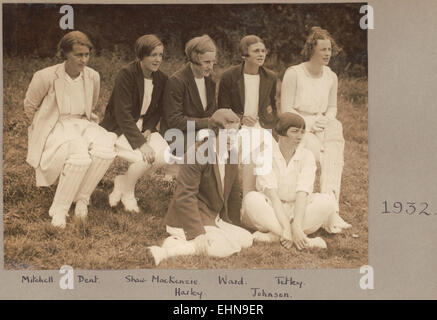 Questa fotografia cattura un gruppo di cricket inglesi che osservano una partita nel 1932. L'immagine evidenzia il crescente interesse dell'epoca per il cricket femminile, con i giocatori vestiti con un abbigliamento sportivo appropriato al periodo e impegnati nello sviluppo dello sport femminile. Foto Stock