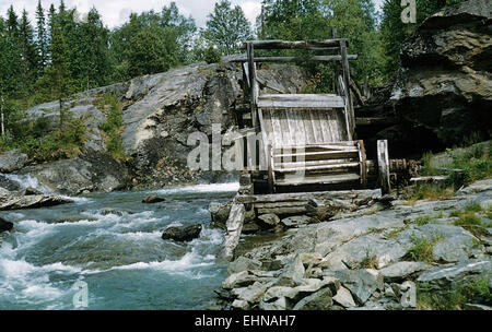 Antico mulino ad acqua a Kamajokk, Jokkmokk, Lappland Foto Stock