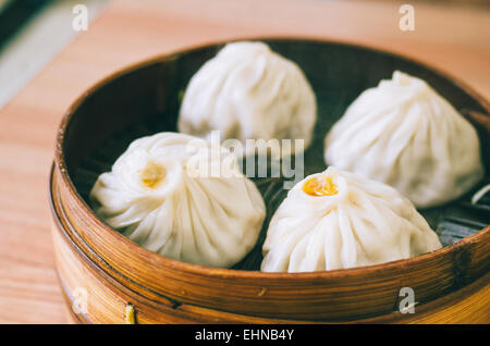 Zuppa di Shanghai gnocchi con grasso di granchio, uno dei più popolari piatti cinesi in Cina. Foto Stock