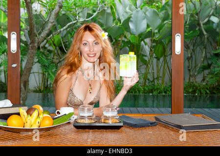 Giovane bella donna su tropical villa - Foto Stock