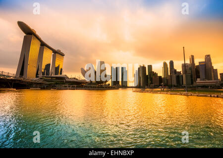 Singapore skyline della città di notte Foto Stock