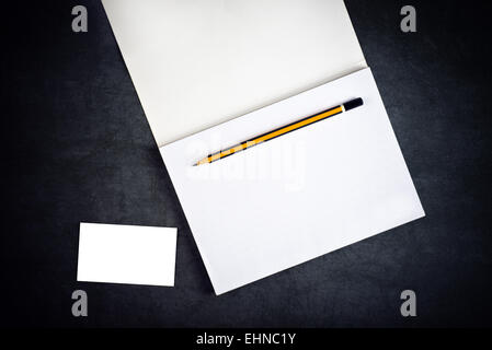 Blank Corporate Business Card e Notebook con matite di grafite come copia di spazio per il Branding Foto Stock