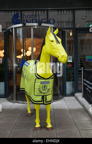 Liverpool, Merseyside, Regno Unito. 16th marzo 2013. Grand National Event all'Indigo Hotel. I dipendenti del Grand National sponsor Crabbies stanno progettando di soggiornare all'Hotel Indigo on Chapel Street durante il periodo dell'incontro di aprile. Oggi due cavalli gialli di grandezza naturale sono arrivati fuori dall'hotel come promozione per l'evento imminente. Credit: Mar Photographics/Alamy Live News Foto Stock