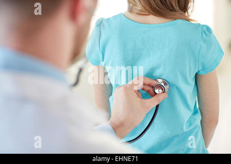 Close up della ragazza e dottore su medical exam Foto Stock