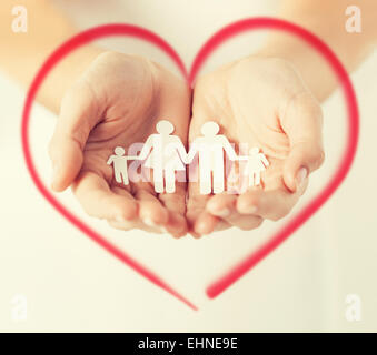 Womans mani con carta famiglia uomo Foto Stock