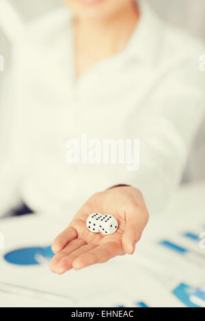 L'uomo le mani con il gioco d'azzardo plinti firma contratto Foto Stock