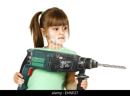 Bambino sporca ragazza con trapano elettrico , isolato su bianco. Foto Stock