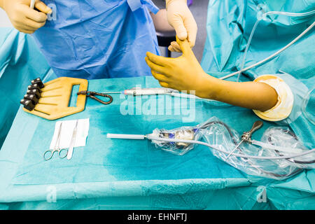 Artroscopica chirurgia del polso, Jouvenet clinic, Paris, Francia. Foto Stock
