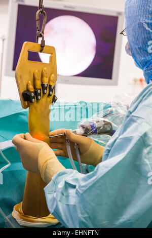 Artroscopica chirurgia del polso, Jouvenet clinic, Paris, Francia. Foto Stock