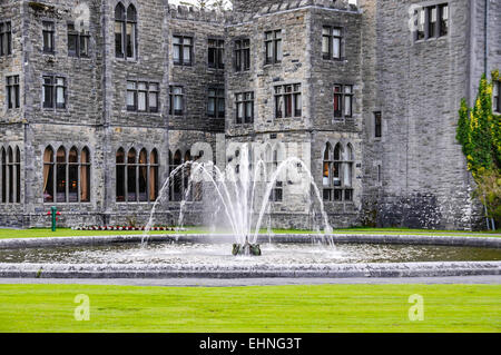 Fontana nei giardini del castello di Ashford, County Mayo Foto Stock