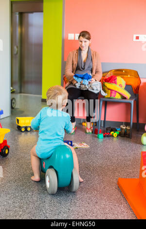 Sala di attesa della materna e il benessere dei bambini, Charente, Francia. Foto Stock