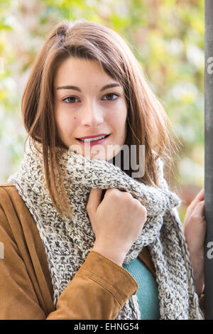 Ritratto di una giovane donna in inverno. Foto Stock