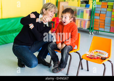 Check-up medico effettuato da un infermiere pediatrico di MCW nelle scuole materne, Charente, Francia. Foto Stock