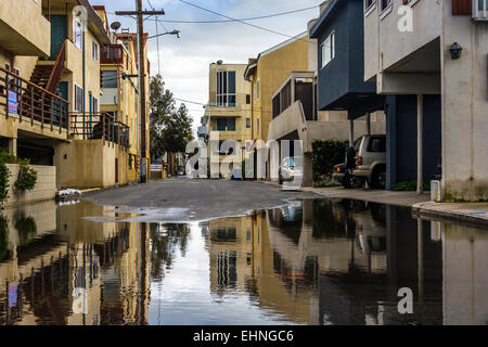 Gli edifici che riflette in una pozza in un vicolo, in Venice Beach, Los Angeles, California. Foto Stock