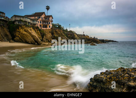 Le scogliere e le case a Boschi Cove, in Laguna Beach in California. Foto Stock