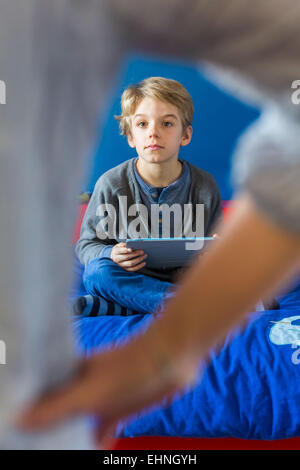 Madre scolding il suo 8-anno-vecchio figlio. Foto Stock