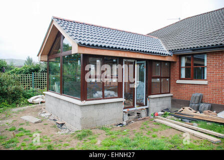 Estensione Sunroom essendo costruito sul retro di una casa Foto Stock