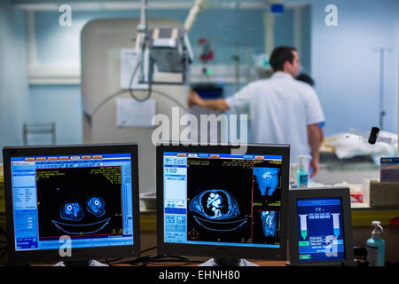 CT scan-assisted crioterapia per distruggere un tumore renale, Saint-Louis ospedale, Paris, Francia. Foto Stock