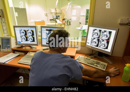 CT scan-assisted crioterapia per distruggere un tumore renale, Saint-Louis ospedale, Paris, Francia. Foto Stock