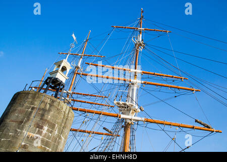 A montanti e armamento di un alto veliero dal campanile vicino all'edificio della Lloyd su Bristol's Floating Harbour Foto Stock