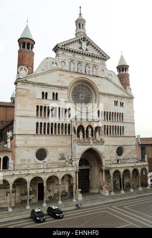 La facciata del duomo di Cremona in Cremona, Italia. Il Duomo, con la sua facciata in stile romanico risale al XIII e XIV secolo. Foto Stock