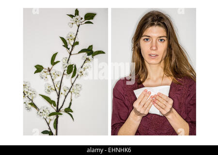 Donna con febbre da fieno soffia il naso. Foto Stock