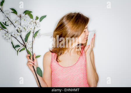 Donna con febbre da fieno soffia il naso. Foto Stock