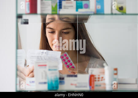 Donna medicina leggere il foglio di istruzioni. Foto Stock