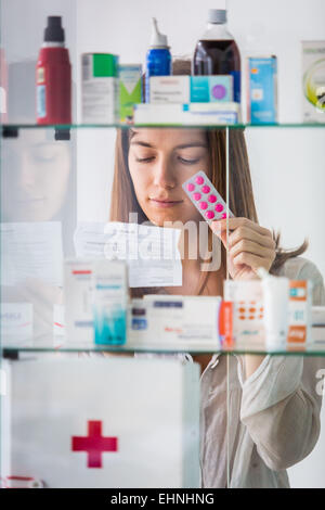 Donna medicina leggere il foglio di istruzioni. Foto Stock