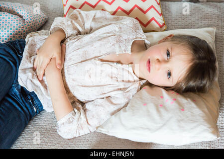 5 anni del bambino che soffre di mal di pancia. Foto Stock