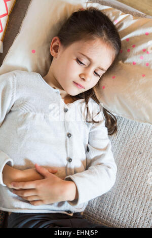 7 anni del bambino che soffre di mal di pancia. Foto Stock