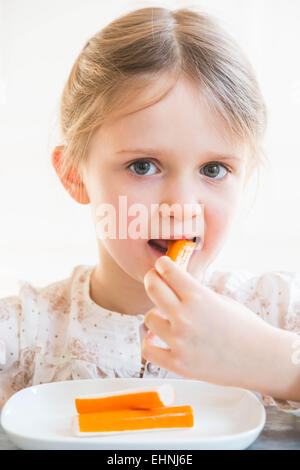 5 anno-vecchia ragazza mangiare surimi. Foto Stock