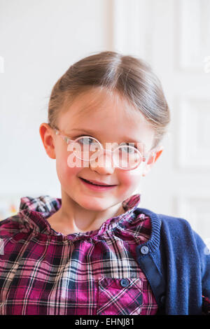 5 anno-vecchia ragazza con gli occhiali. Foto Stock