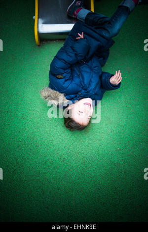 7 anno-vecchia ragazza in un parco giochi. Foto Stock