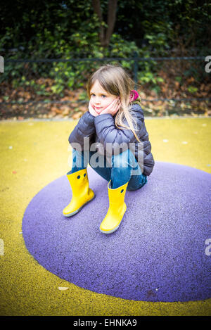 5 anno-vecchia ragazza in un parco giochi. Foto Stock