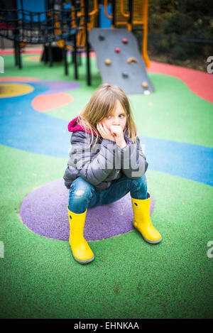 5 anno-vecchia ragazza in un parco giochi. Foto Stock