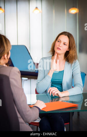 Medico per discutere con un paziente femmina. Foto Stock