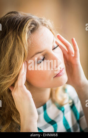 La donna che soffre di mal di testa. Foto Stock