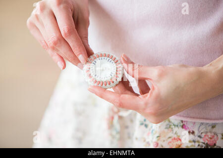 Donna prendendo una terapia di sostituzione ormonale pillole. Foto Stock