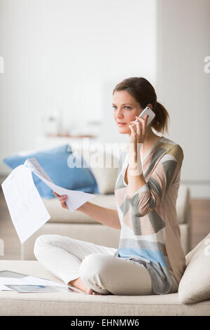 La donna medico di lettura dei risultati delle analisi. Foto Stock