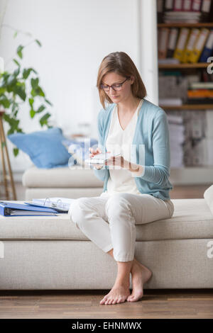 Donna con documenti amministrativi. Foto Stock