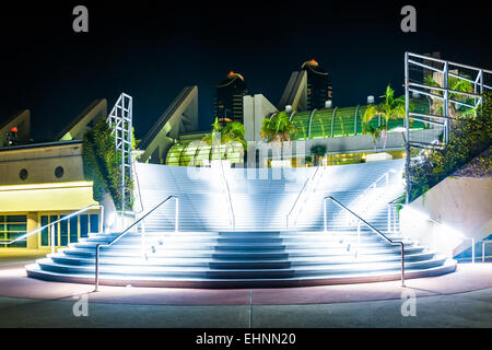 Grande Scala presso il Centro Congressi di notte, a San Diego, California. Foto Stock