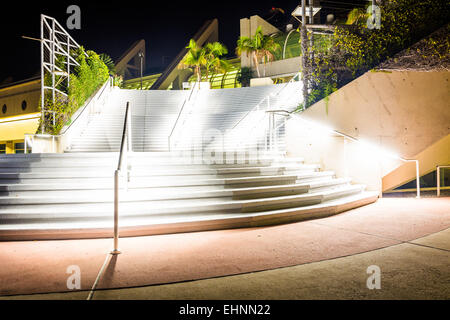 Grande Scala presso il Centro Congressi di notte, a San Diego, California. Foto Stock