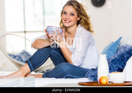 Donna con prima colazione. Foto Stock