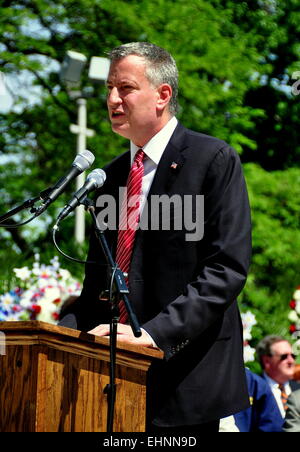 New York City: Sindaco Bill DeBlasio parlando al 2014 Memorial Day cerimonie presso i soldati e marinai monumento Foto Stock