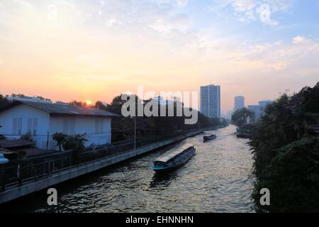 Barca accelerando sulla San Saep canal a Bangkok, in Thailandia Foto Stock