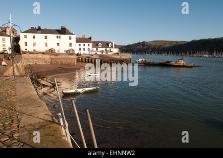 Splendida baia storica di Bayards a Dartmouth, Devon, Regno Unito, con edifici di primo livello, banchine acciottolate, barche che si snodano sul fiume Dart, cieli blu Foto Stock