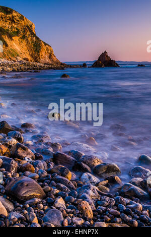 Una lunga esposizione delle onde che si infrangono sulle rocce al tramonto, prese al Pelican Cove, in Rancho Palos Verdes, California. Foto Stock