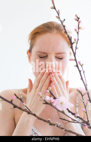 La donna che soffre di rinite allergica. Foto Stock